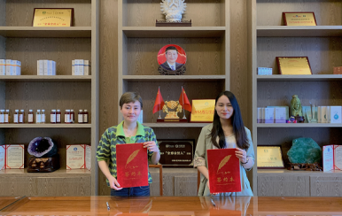 祝賀江西撫州市潘女士成功簽約翌芙萊加盟商！